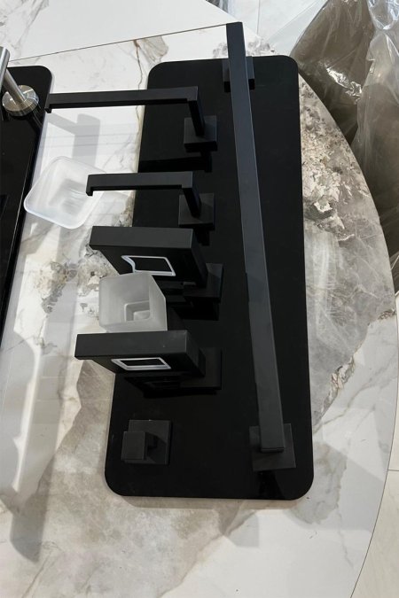 طقم إكسسوارات حمّام جداري أسود مطفي – ديزاين مربّع (6 قطع)